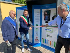 Castelletto Monferrato, inaugurato l’eco compattattore di bottiglie