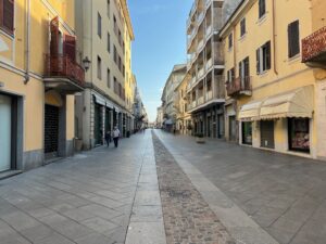 Valenza, agosto turista mio non ti conosco. Negozi ed esercizi (quasi) tutti chiusi