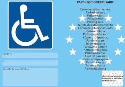 Gesto stupido e vile: parcheggia negli stalli riservati ai disabili con contrassegni contraffatti, denunciata per falsità materiale