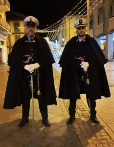 Vigili in alta uniforme in corso Garibaldi per le festività natalizie