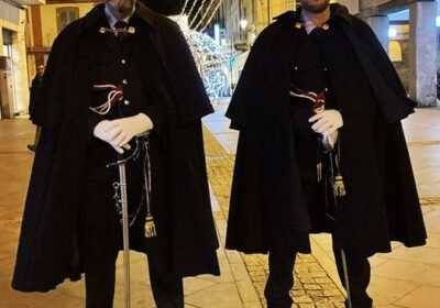 Vigili in alta uniforme in corso Garibaldi per le festività natalizie