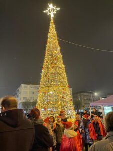 Acceso l’albero ed è subito spirito di Natale