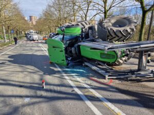 Spettacolare incidente in via del Castagnone con un trattore ribaltato