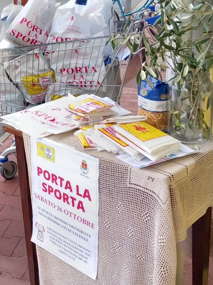 Porta la Sporta, la pioggia non ferma la generosità dei valenzani