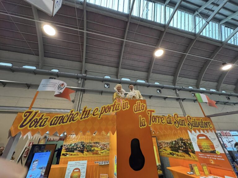 La Corte di Madam Favetta di Castelbelforte firma in Fiera per il sostegno della Torre Paleologa a Luogo del Cuore Fai
