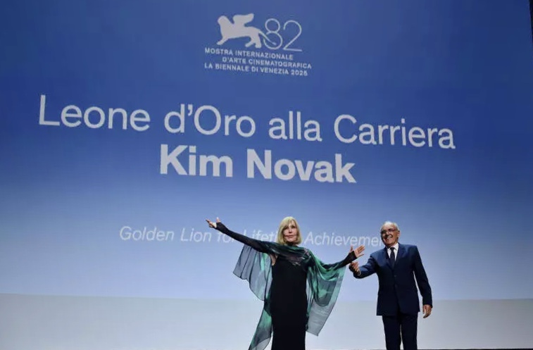 CINEMA.VENEZIA82 –  OVAZIONI ALLA MOSTRA PER KIM NOVAK E DWAYNE JOHNSON 