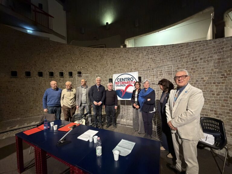 La tela di ‘Cavour’con un centro unito che guarda a sinistra: Centro riformista Valenza presenta il simbolo