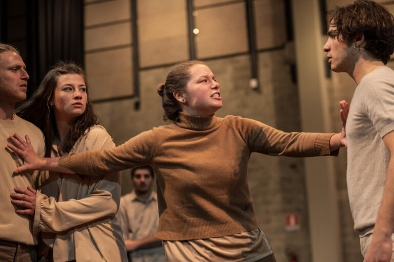 Antigone, la forza del classico al Teatro Sociale