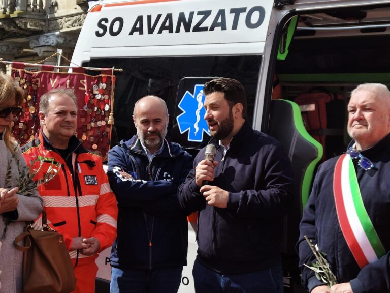 Don Santiago ha benedetto la nuova ambulanza di Avis Primo Soccorso