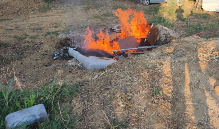Monte, brucia materassi e pneumatici sul suo terreno: denunciato dalla polizia locale